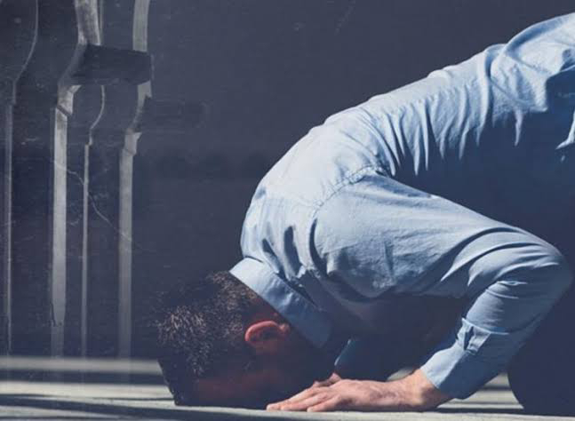 seorang kakek tak sadar tertinggal 1 rakaat setelah shalat