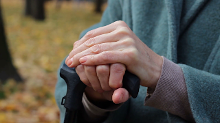 Bolehkah cucu laki-laki berjabat tangan dan memeluk neneknya